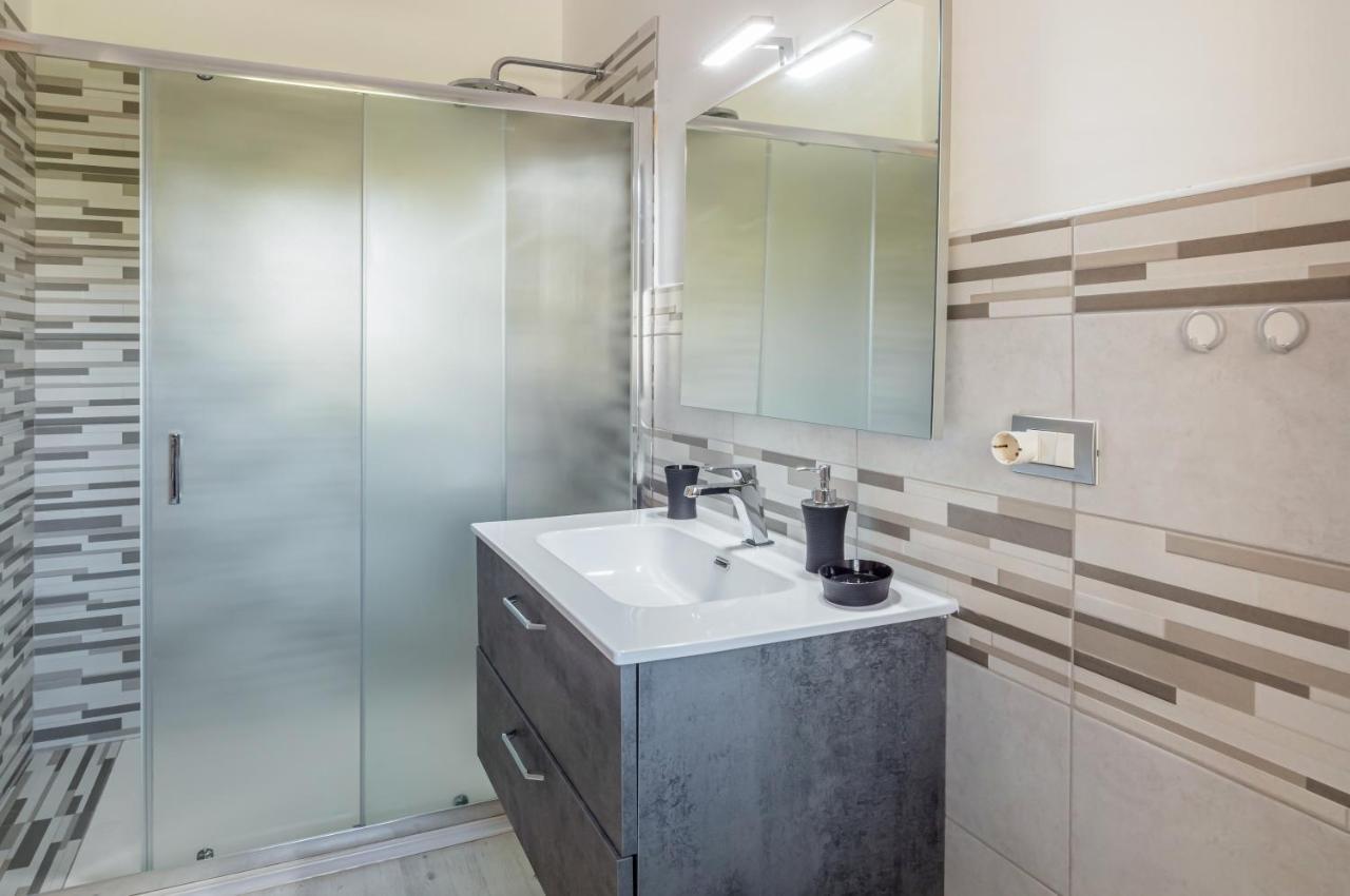 Domus Lucis Apartment Terrace & Private Parking มาริเนลลา ดิ ซาร์ซานา ภายนอก รูปภาพ